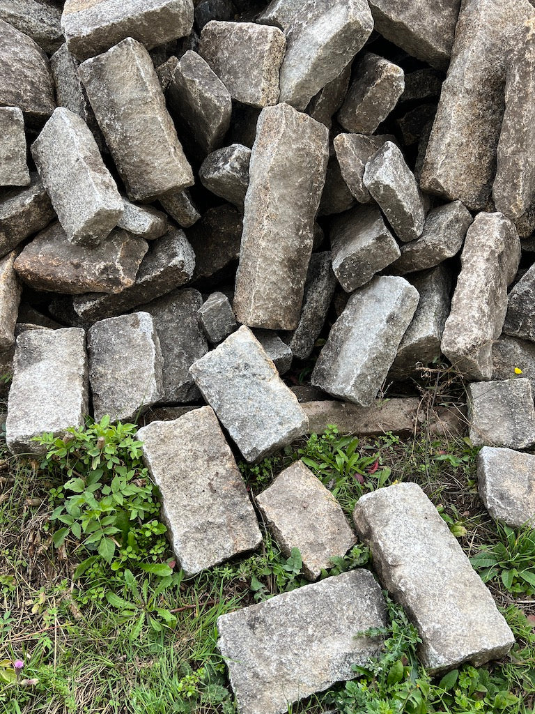 Granitborde klein, grau-bunt, gebrochen, gebraucht Bild 3