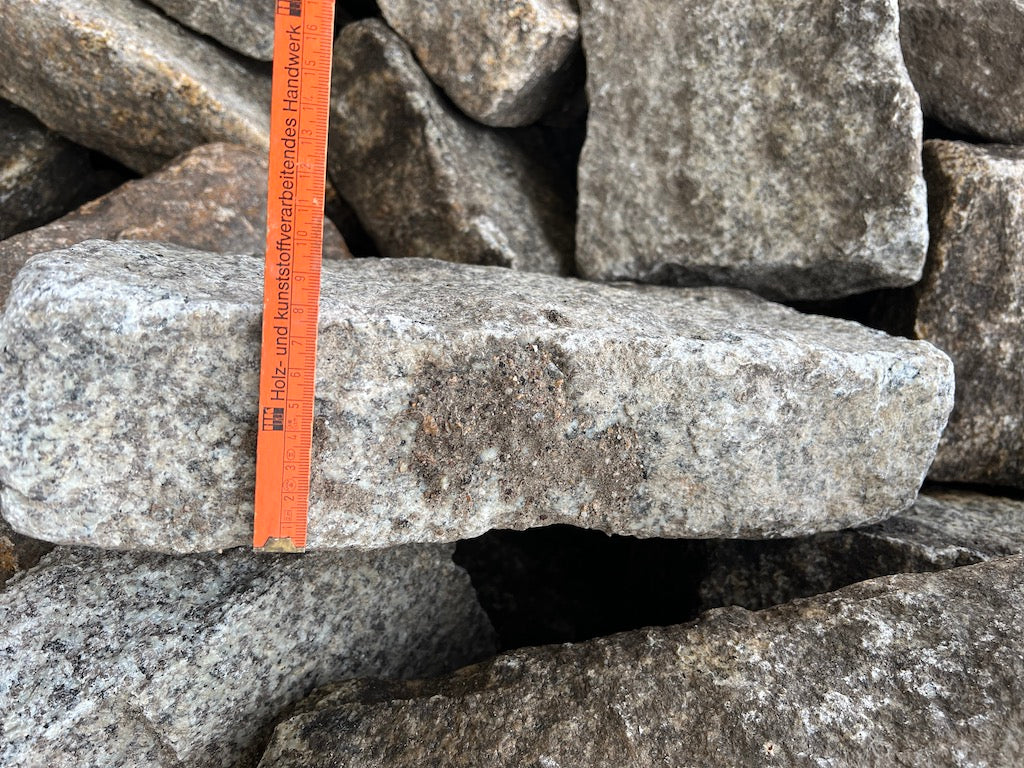 Granitborde klein, grau-bunt, gebrochen, gebraucht Bild 4