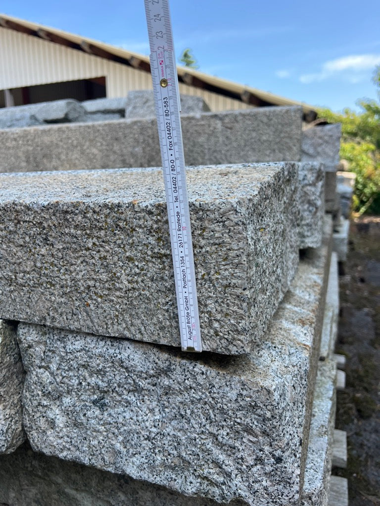 Granitborde, grau-gelb, gesägt-gestockt, gebraucht Bild 3