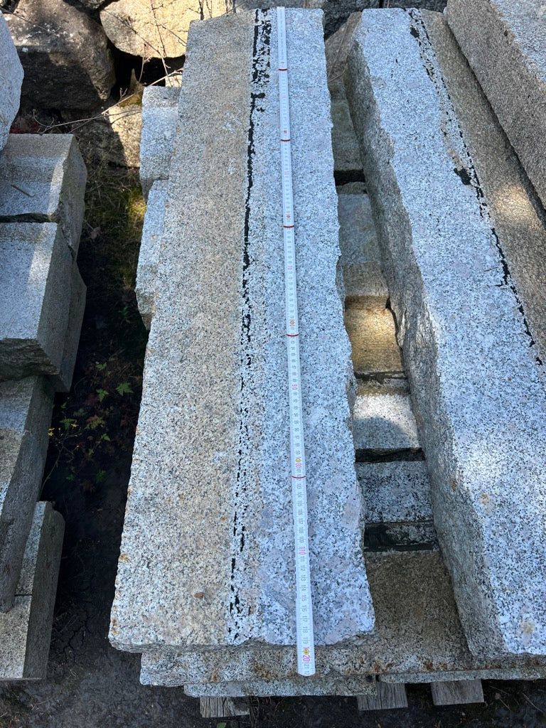 Granitborde, grau-gelb, gesägt-gestockt, gebraucht Bild 5