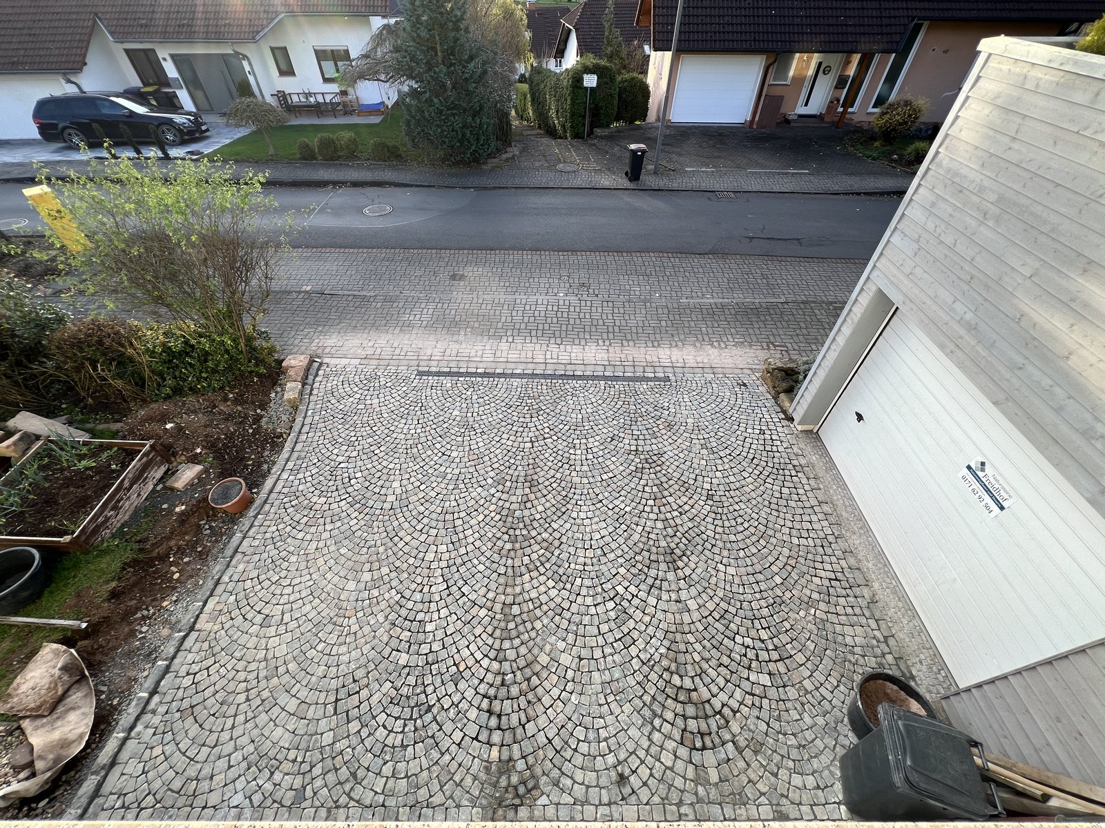 Garageneinfahrt mit Natursteinpflaster im Fächermuster – Kundenprojekt